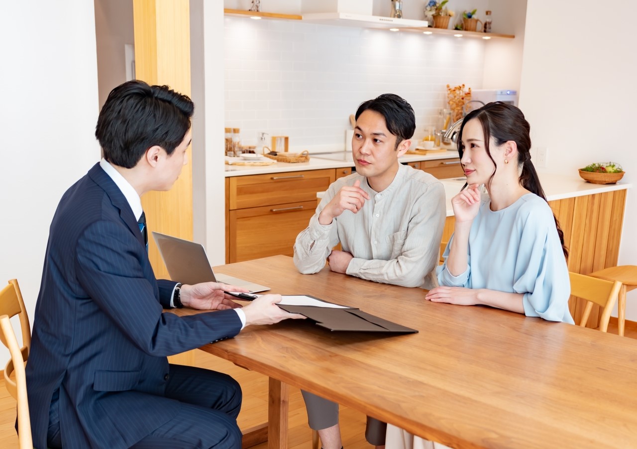 男女2名のお客様にコンサルティングを行っている